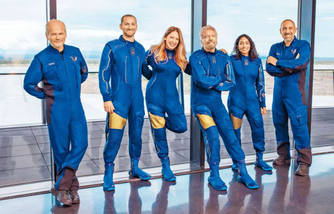 ■布兰森（右三）已定于七月十一日，与维珍银河首席太空人指导员摩西（左三）等五人一同飞上太空。
