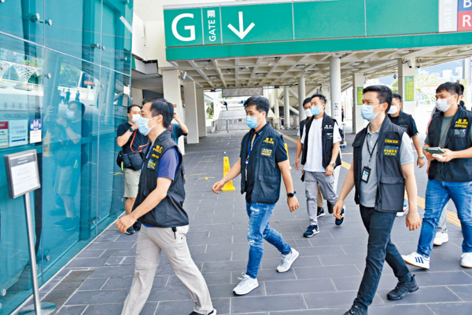 警司鍾雅倫(左)帶領西九龍總區重案組探員抵紅館調查意外。
