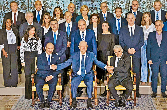 以色列總統里夫林（前排中）與貝內特（左）和拉皮德合照。