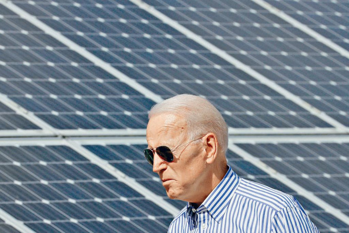 拜登二○一九年竞选总统时，曾参观新罕布什尔州的可再生能源计画，看过太阳能电池板。