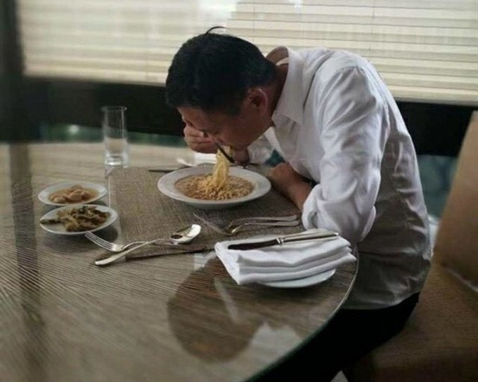 马云吃咸菜大蒜配即食面的照片吸引500万网民观看。网图