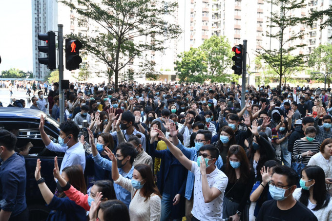 約500人由太古城道往華蘭路方向遊行。