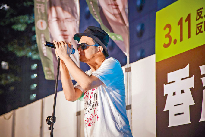 黄耀明当晚上台演唱两首歌，并作出投票呼吁。资料图片