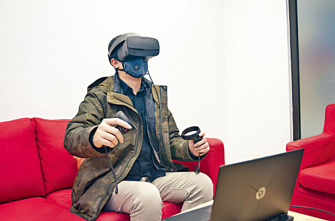 虛擬實境暴露治療是讓患者於五個模擬環境練習社交技巧，應付恐懼及焦慮的情緒。