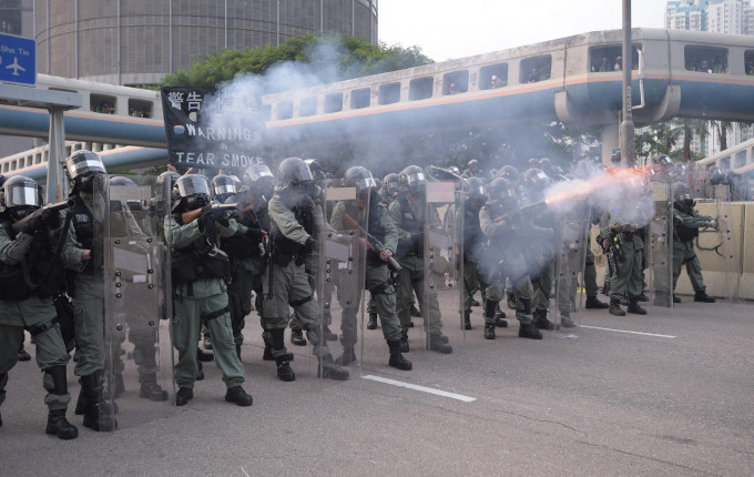 防暴警察发射催泪弹驱散。