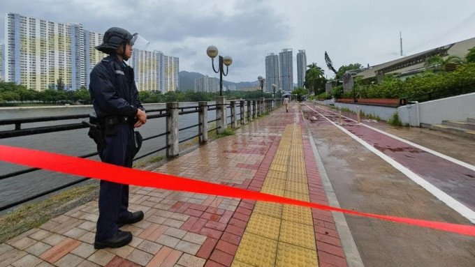 警队人员正加强部署，并在一些高危地区劝喻市民远离岸边。香港警察FB图片