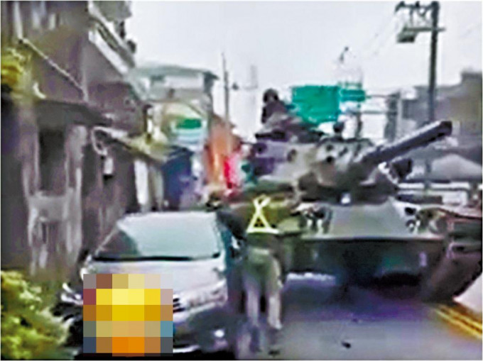 台湾坦克擦撞私家车。