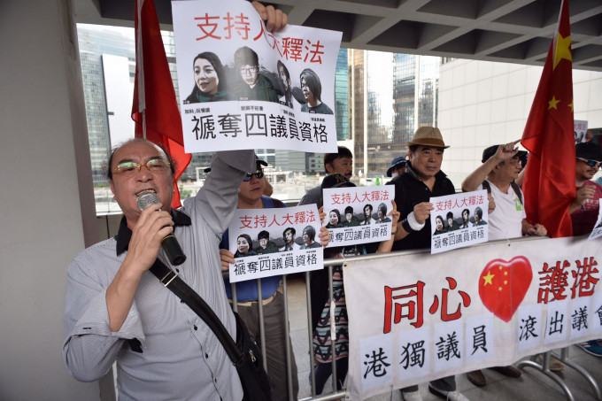 珍惜香港群组高呼「港独议员，滚出议会」。