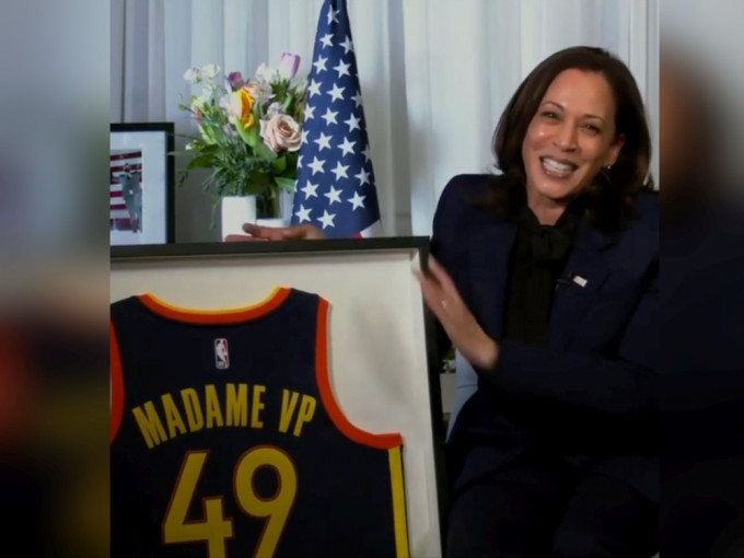 NBA勇士送赠贺锦丽球衣，将裱框在副总统办公室。（网图）