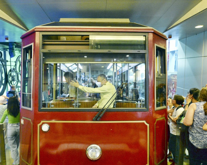 山頂纜車服務今天將提早於晚上10時關閉。