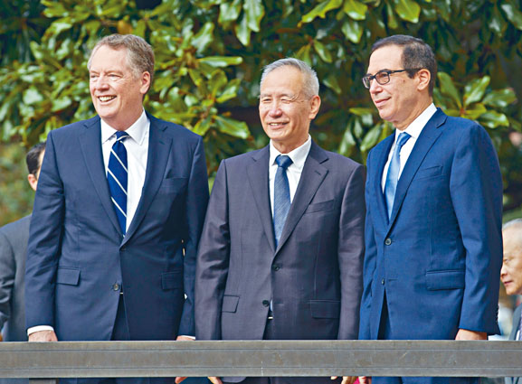 中國副總理劉鶴（中間）與美方談判代表。 
　