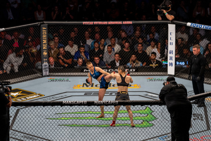 娜瑪尤納斯擊敗張偉麗奪走金腰帶。UFC 官方Twitter圖片