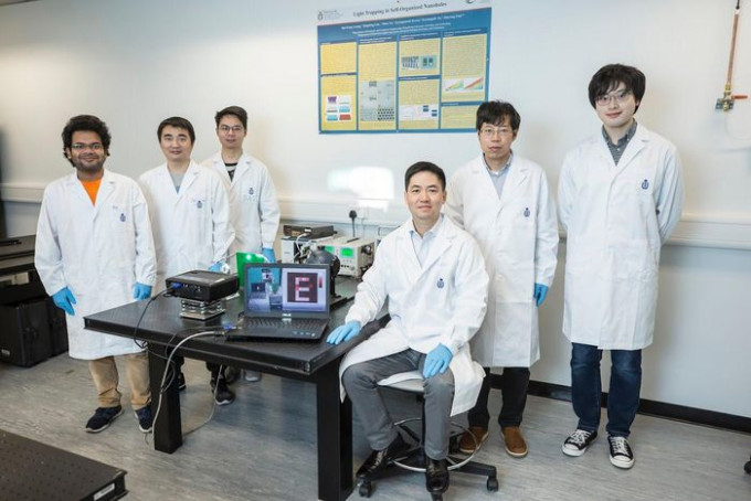 科大電子及計算機工程學系教授范智勇（右三）花了9年時間構思，成功研發「立體人造視網膜」。