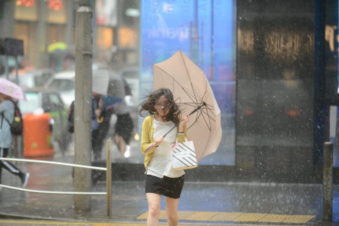 市面风雨交加。