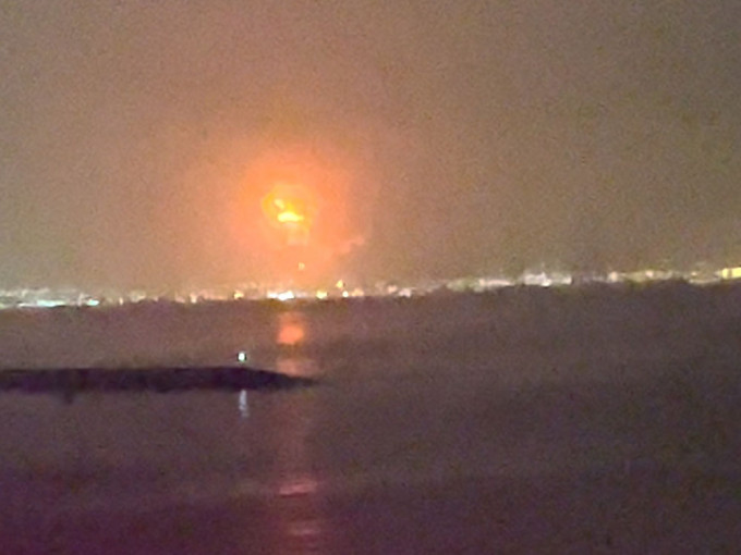 杜拜港口一艘货轮发生爆炸，冒出巨大火球。路透社图片