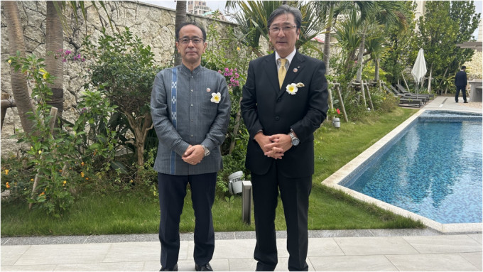 冲绳观光会议局会长下地芳郎（左）及冲绳县酒店协会副会长坂本公敏表示，期待开关后迎来更多旅客。朱慧恩摄
