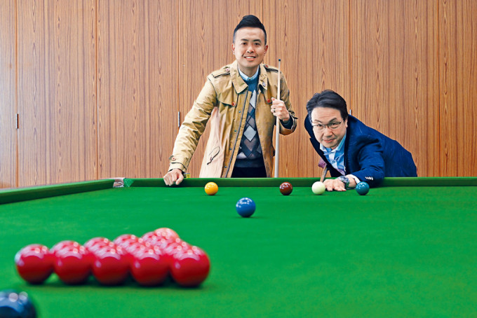 香港桌球手傅家俊（左）近年積極推廣桌球運動，並率先在母校高主教書院，為中學生設計桌球課程。右為高主教書院校長楊世德。