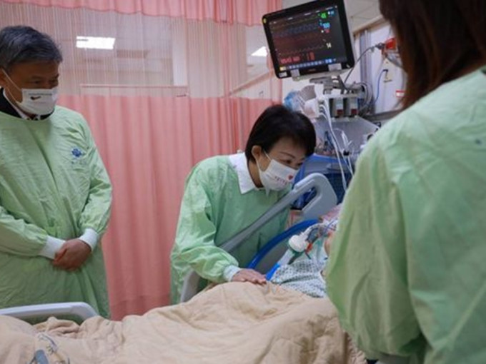 台中市市長盧秀燕到醫院探望被暴打受重傷的男大學生。網圖