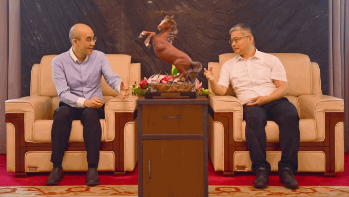 林智远（左）与广东省审计厅厅长马学斌（右）讨论大湾区审计业的情况。