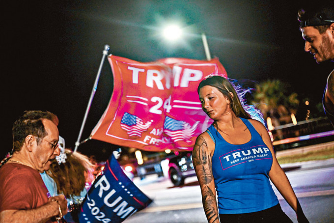 支持者周四在佛州海湖庄园外声援特朗普。