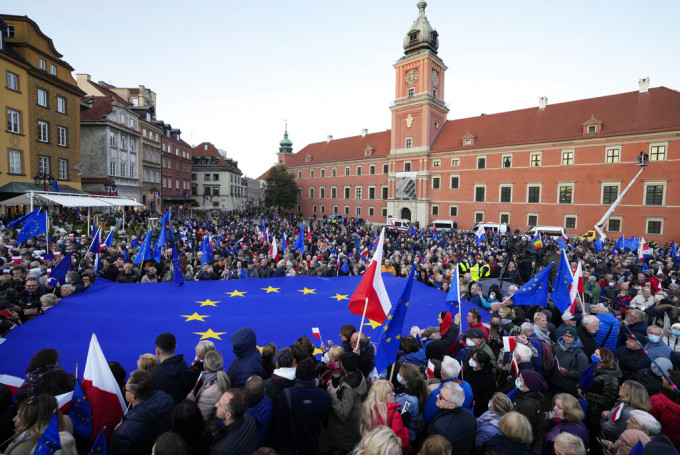 首都華沙市中心的城堡廣場，數以千計的人聚集。AP圖片