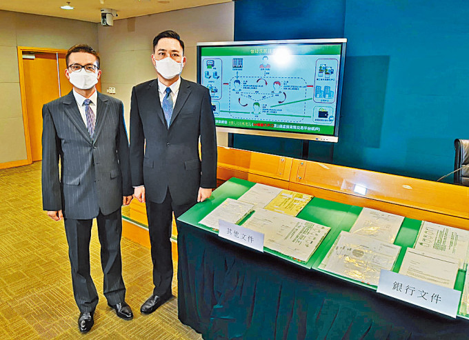 海关杨郁文（右）及黄贞富（左）讲述案情及展示证物。