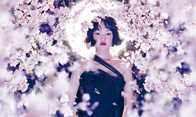 M.A.C全新Black Cherry夜櫻花旅限量彩妝系列,靈感啟發自午夜粉櫻吹雪,妝容瀰漫月下柔光粉嫩的景致。