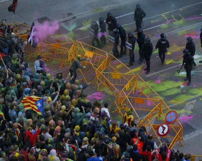 首府巴塞隆那有18万人响应独派分子号召，上街示威，争取加泰独立。AP