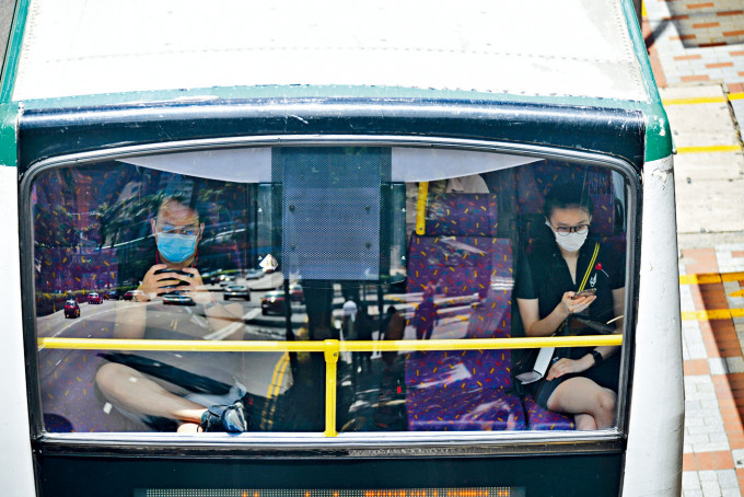 港府收緊「口罩令」，市民在室內公共場所、交通工具、巴士總站和轉乘處必須佩戴口罩。