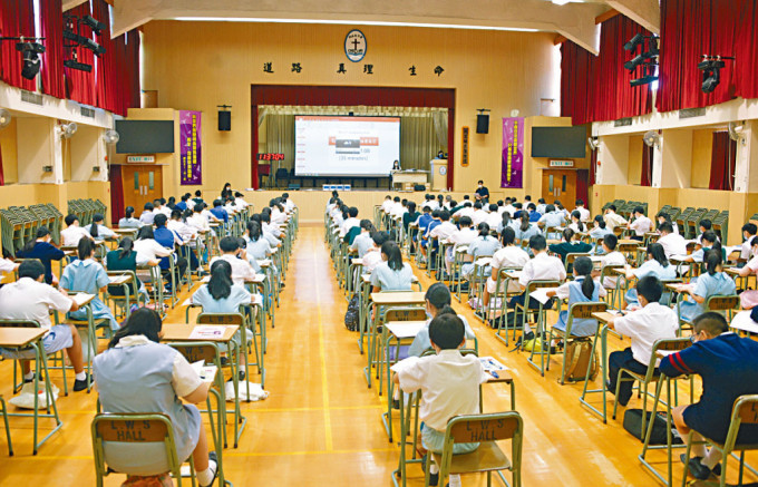 刘永生中学昨如期举行中一编班试，疫下要求新生先进行快速测试，试场内座位亦尽量分隔，减低感染风险。