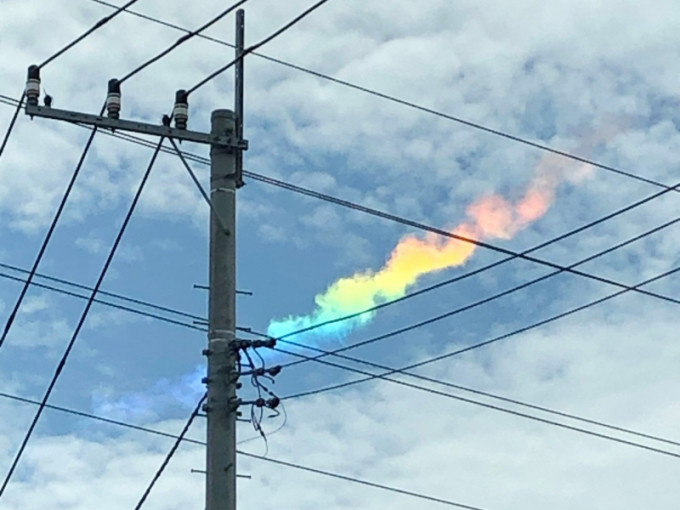 日本关东地区天空出现「七色彩云」，成网给热话。(网图)