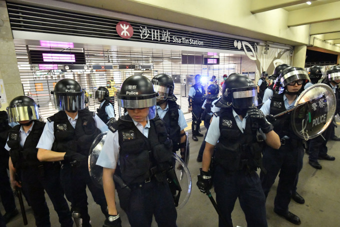 沙田港铁站发生冲突，防暴警员到场驱散。  资料图片