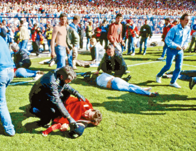 英国希斯堡球场一九八九年发生踩踏惨案，九十六人丧生。