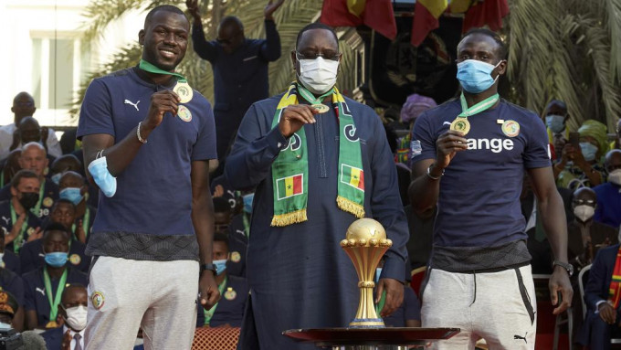 文尼(右)返回塞內加爾慶祝奪冠。 AP