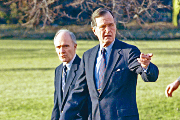 ■斯考克罗夫特（左）一九九○年与总统老布殊摄于白宫。