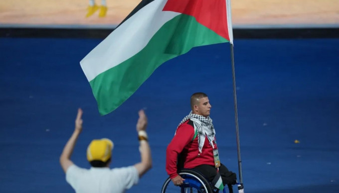 巴勒斯坦运动员参加杭州亚残运会开幕式。