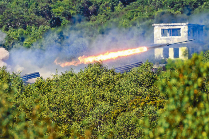 俄远东地区南萨哈林斯克的军事训练场周日演习，以「飓风」多管火箭发射器开炮。