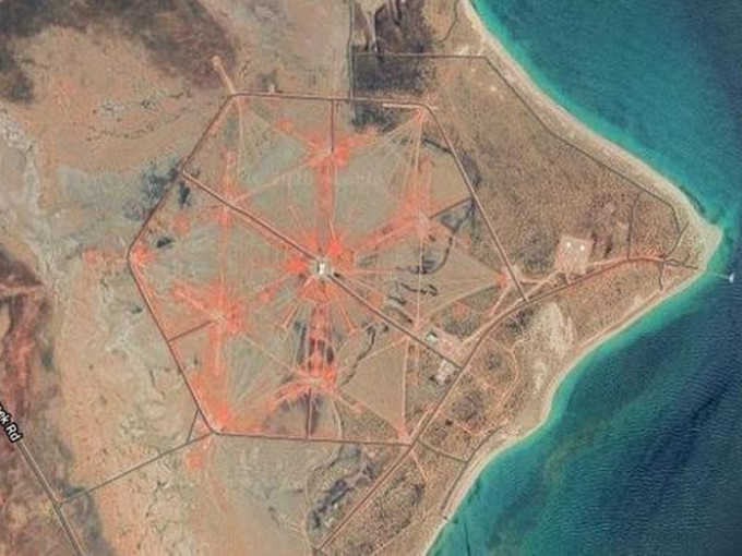 澳洲卫星鸟瞰图出现神秘橙色六角形，引发网络热话。