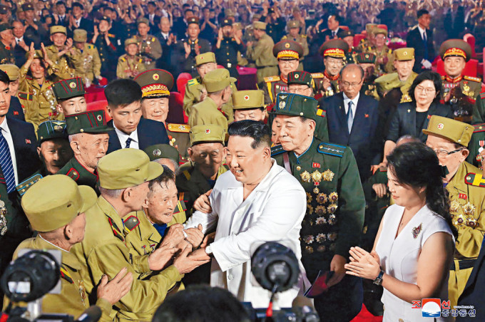 金正恩在「战胜节」（韩战停战协定签署）六十九周年纪念活动上，与老兵握手。
