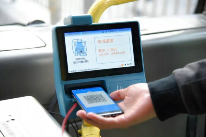 廣州市民可以手機掃碼乘坐巴士、地鐵等。網上圖片
