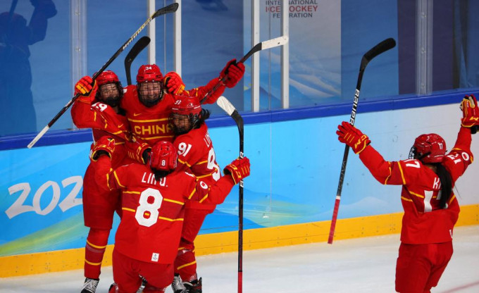 米勒(左二)为中国女冰打入唯一一球。Reuters