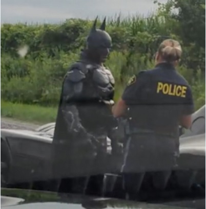 「蝙蝠俠」被警員截查。網圖