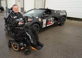 艾睿电子半自动驾驶汽车SAM是2020年款式的Corvette C8改装而成，另外又为前赛车手Sam Schmidt铸造另一副体外铁骨（智能外骨骼机器人套件），让施密特再度自主站立。