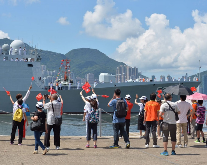 大批市民到场欢送辽宁号舰队。