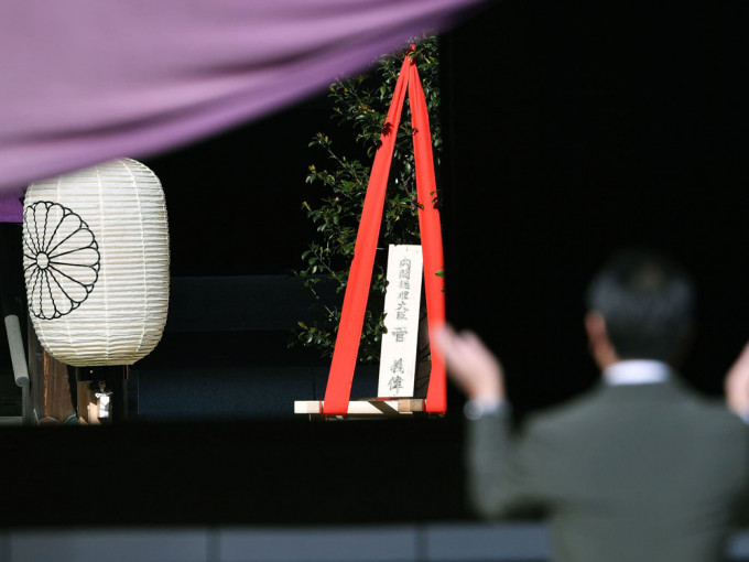 日首相菅义伟以「内阁总理大臣」名义供奉了被称为「真柛」的祭品。AP图片