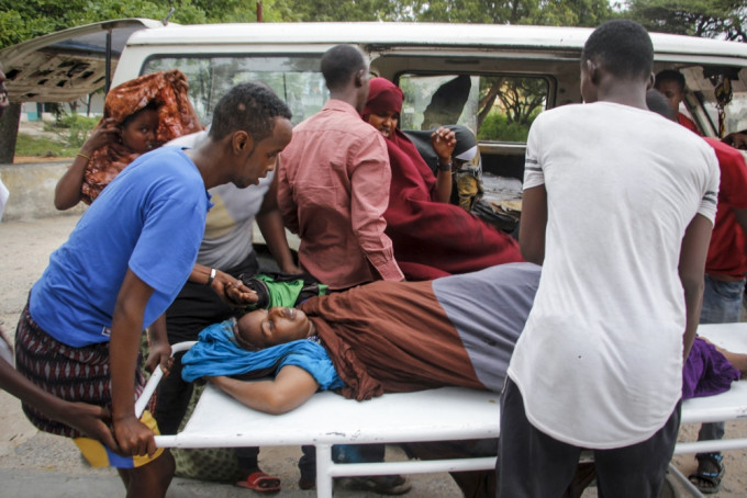 索馬里首都摩加迪沙一間海濱酒店遭恐怖襲擊，武裝分子全部被擊斃，事件中至少16人死亡。AP圖