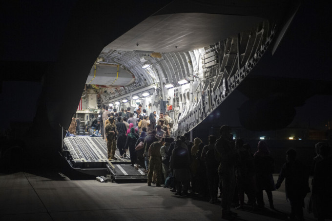 不少军机陆续接载阿富汗民众离开。AP资料图片