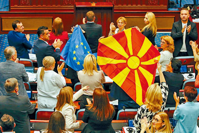 北马其顿国会上周六表决法国提案时，执政党议员展示国旗和欧盟旗。