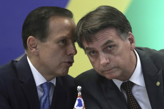 巴西总统博尔索纳罗（右）与圣保罗州州长多利亚（左）前后确诊。AP图片