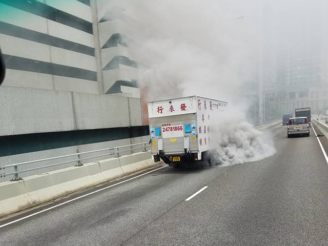一輛貨車在西九龍走廊行駛期間突然著火冒煙。  ‎香港突發事故報料區FB/網民徐錦圖